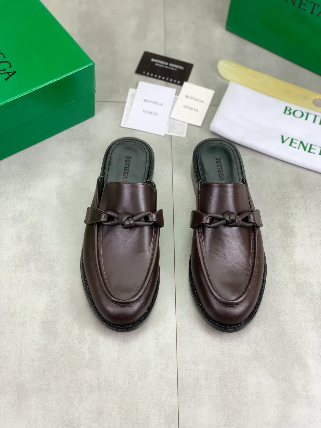 Men's shoes 💰P800 [New model] (genuine leather outsole) water-dyed cow lining 💰High-quality business couple half-slip leather shoes 💎💎💎 BOTTEGA VENETA official website synchronizes the latest top version of BV in the market, accepts material comparison, shoe type comparison, process comparison, practical and textured, versatile and suitable for any occasion, the more you look at it, the more flavorful it becomes. Purely hand-knitted craftsmanship - Upper material, calfskin imported from Italy 🇮🇹 - High-quality water-dyed cowhide lining - Original private model customized leather outsole -Size: Female 35-39 (40 ordered) Male 39-44 (38 45 can be customized) Color: Multiple colors available